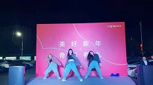 三个女神路演，灯光问题，照的人好黑