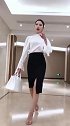 一位气质小姐姐，衣服搭配时尚又精致，真是女神范十足！