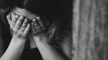 女大学生跳楼身亡:自称被男友辱骂骚扰 天天掉头发