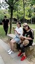 大哥放着两个大美女不理会，居然看上了一只狗