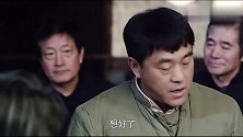 大妈教训儿子，不料院子里的老祖宗看不下去，拿起棍子参加战斗！