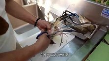 大厨把虾切成V字形，盖上芭蕉叶烤，抹上虾膏，口水都流了