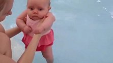 宝妈让宝宝学游泳，直接把人丢水里，求小家伙的心理阴影