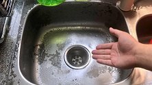 厨房下水道容易堵，教你一个好方法，立马疏通不怕堵，还能除异味