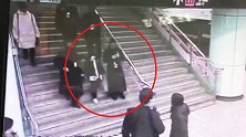 年轻妈妈辅导作业气到崩溃 将女儿扔在地铁站：我不要了！