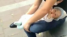 爸爸带娃，活着就好！宝宝这一双紧攥的小手，是最后的倔强！