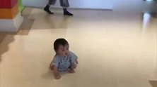 小宝宝啪嗒啪嗒地往前爬，爬累了直接坐在地上不动真是太萌了
