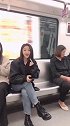 这趟地铁坐的真值，旁边两个美女对面还有两个小可爱