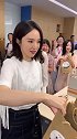 白衣黑裙的董璇令人眼前一亮，岁月沉淀，你的美却历久弥新
