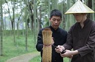 只因崇尚中国文化 俄罗斯小伙千里拜师学铸剑