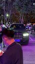 万圣夜偶遇bb版顶配劳斯莱斯库里难￼ 在人山人海里面果然霸气！劳斯莱斯 万圣节