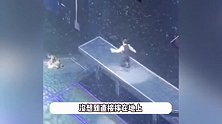 刘德华演唱会惊险一幕，在3米高台上摔倒头部悬空，本人手写信报平安