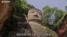 外国人看乐山大佛集锦，刚嘲讽景区纪念品，一见大佛马上虔诚跪拜