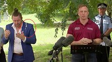 尴尬一幕！澳大利亚猫头鹰拉屎落在手语翻译身上