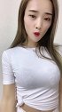 气质女人穿紧身短裤扭动，时尚性感很迷人