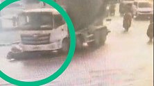 女子骑车载娃被卷入搅拌车底惨遭碾压拖行 目击者惊呼不断