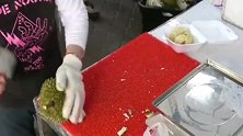 新加坡人吃榴莲，小的属实有点可爱，一个切开还没装满打包盒！