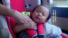 奥莉在车上很安静，小甜馨却在吹自己的脚丫子，太淘气了
