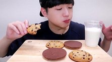 小哥吃超级大的曲奇饼干再搭配纯牛奶，香甜可口，简直是绝配啊