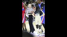 火箭少女球场舞蹈变身篮球宝贝 孟美岐小姐姐教麦蒂跳舞