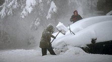 强暴风雪袭击美国东北部 十余万用户停电