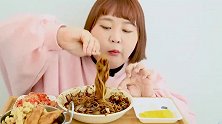 韩国大胖妞吃炸酱面，还配了里脊肉和泡菜吃