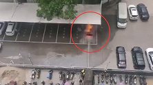 吓人！北汽新能源汽车冒烟遇水爆炸：车门被炸飞