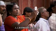 这就是泰姬陵最著名的照片，人人都想触摸穹顶，合照留念