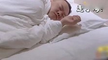 烧饼往熟睡的岳云鹏身上凑，吓得岳云鹏飙出河南腔，太逗了！