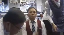值得尊敬！医生回应飞机上用嘴帮老人吸尿：天职所在