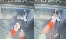 河南一男子因缺钱持大锤砸ATM机 太专注被逮