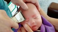 妈妈让爸爸给小宝宝剪头，没想到爸爸连宝宝的眉毛都剪了，好搞笑