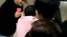 会撒娇！晚归发现宿舍锁门 男生为宿舍阿姨唱世上只有妈妈好