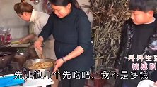 丹丹去邻居家要了几张凉皮，回来调了满满一大盘，一家人吃的真香