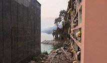 意大利一座墓地坍塌 200具棺材跌落悬崖