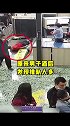 火车站一幕看呆安检员 男子竟从安检机仰躺着被传送出来