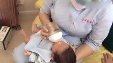 月嫂喂小宝宝喝奶，宝宝只要喝慢了月嫂竟弹奶瓶，喝这么急合适吗