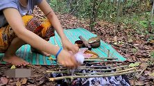 村花户外柴火烤鱿鱼，再蘸上秘制辣酱，吃得可带劲了