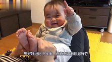 宝宝心情不好，宝妈对着萌娃的脚丫吹了一口气，小娃顿时笑出了声
