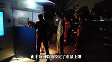 宁波一男子酒后与朋友打赌，自己能不能钻进路边的回收箱，结果进去出不来了
