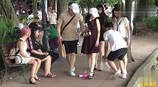 国外恶搞：男子走过掉女性用品，测试路人的反应！