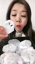 吃一个冻了一上午的冰藕，吃起来太脆了太好吃了！