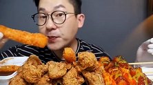 韩国眼镜哥吃五花肉年糕串串，炸虾，酥脆酥脆的！