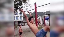 爆笑：一男子锻炼身体时，竟然把自己玩进医院了