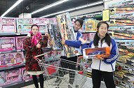 童年：小时候我过生日，妈妈瞒着我买了最喜欢的吃鸡玩具，真开心
