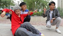 豪横小伙撞倒老奶奶拒不道歉，不料转身就中了奶奶的套路！