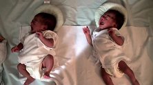 双胞胎出生第22天，要哭一起哭好不热闹，做父母不容易啊