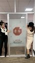 公司的门比较小，没办法，狭路相逢勇者胜