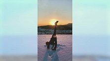 白雪皑皑，夕阳西下，人美景美