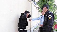 光天化日之下，小偷利用障眼法，明目张胆盗取钱财！